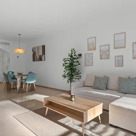 Elviria • Bright 2-bedroom Апартаменти *