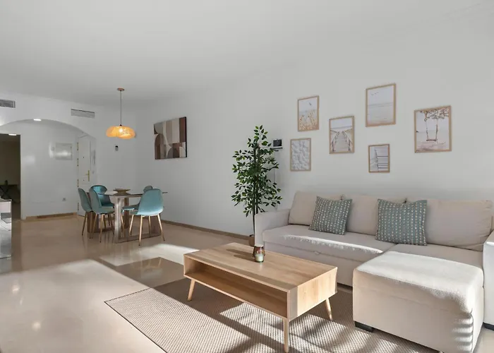 Elviria • Bright 2-bedroom Апартаменти *